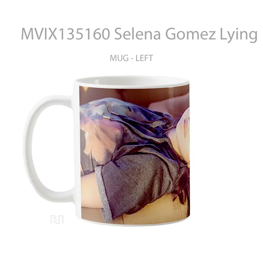 Mug Selena Gomez Lying In An Armchair Gelas Selebriti - All-side / Desain
