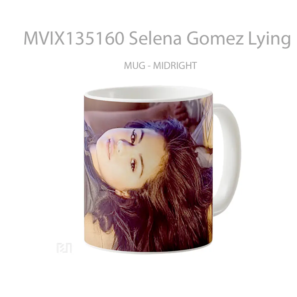 Mug Selena Gomez Lying In An Armchair Gelas Selebriti - All-side / Desain