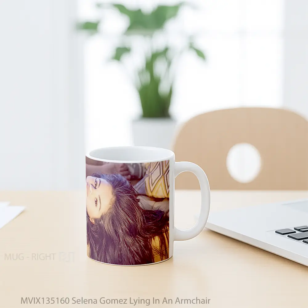 Mug Selena Gomez Lying In An Armchair Gelas Selebriti - All-side / Desain