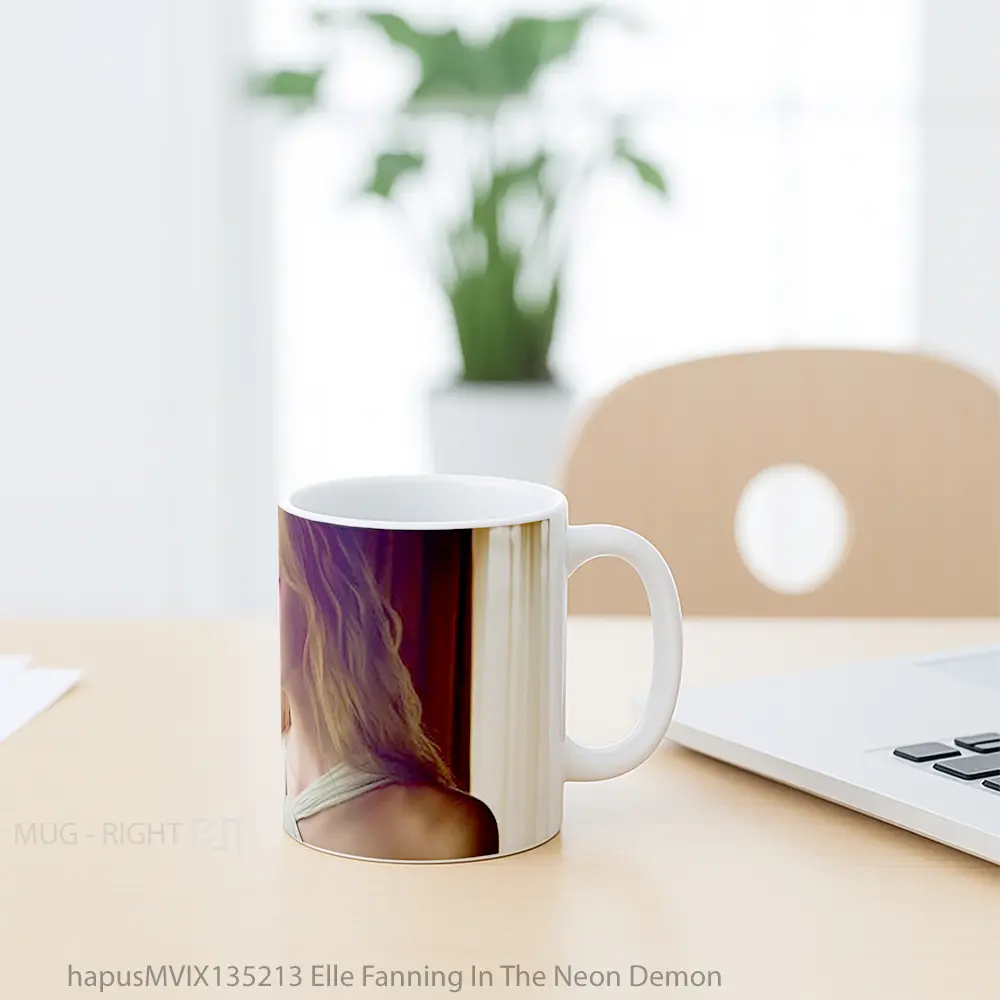 Mug Elle Fanning In The Neon Demon Gelas Fantasi - All-side / Desain