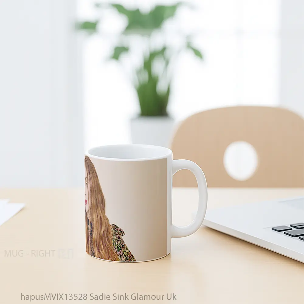 Mug Sadie Sink Glamour Uk Gelas Keramik Unik - All-side / Desain
