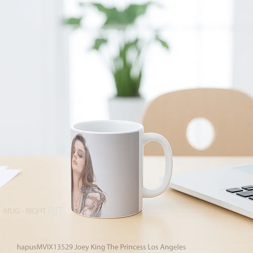 Mug Joey King The Princess Los Angeles Gelas Keramik Unik - All-side / Desain