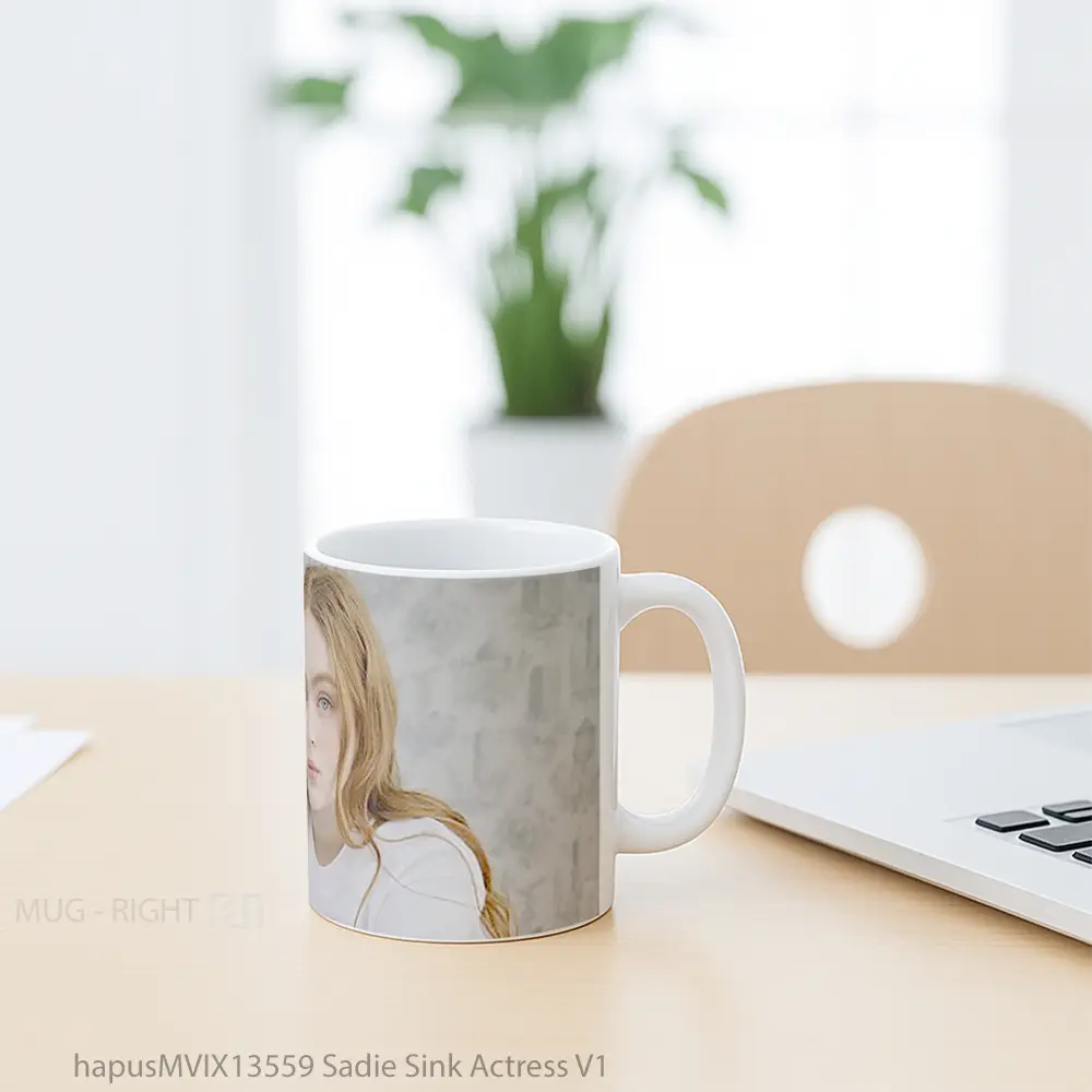 Mug Sadie Sink Actress V1 Gelas Keramik Unik - All-side / Desain