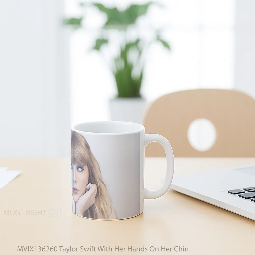 Mug Taylor Swift With Her Hands On Her Chin Gelas Selebriti - All-side / Desain