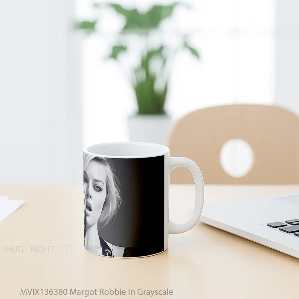 Mug Margot Robbie In Grayscale Gelas Keramik Unik - All-side / Desain