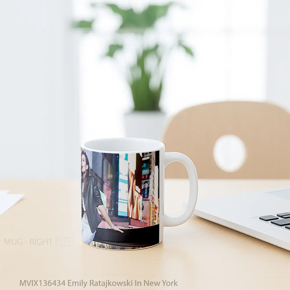 Mug Emily Ratajkowski In New York Gelas Keramik Unik - All-side / Desain