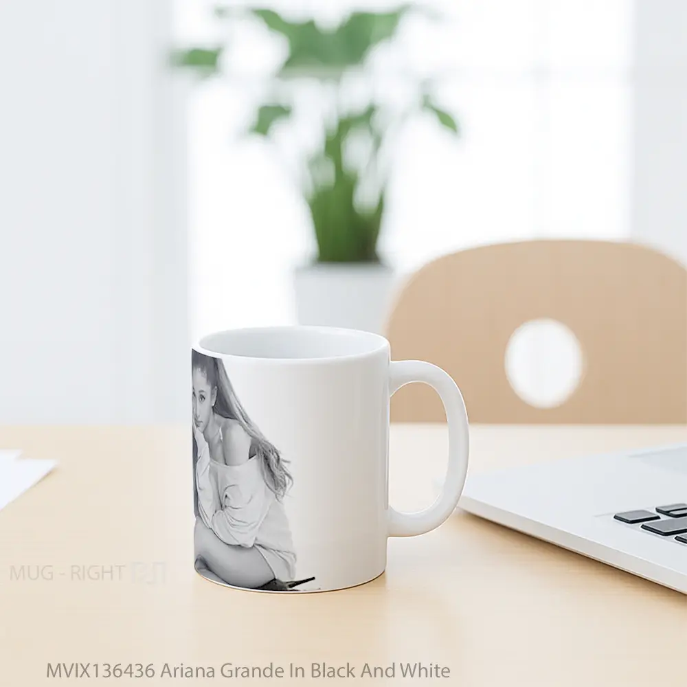 Mug Ariana Grande In Black And White Gelas Selebriti - All-side / Desain