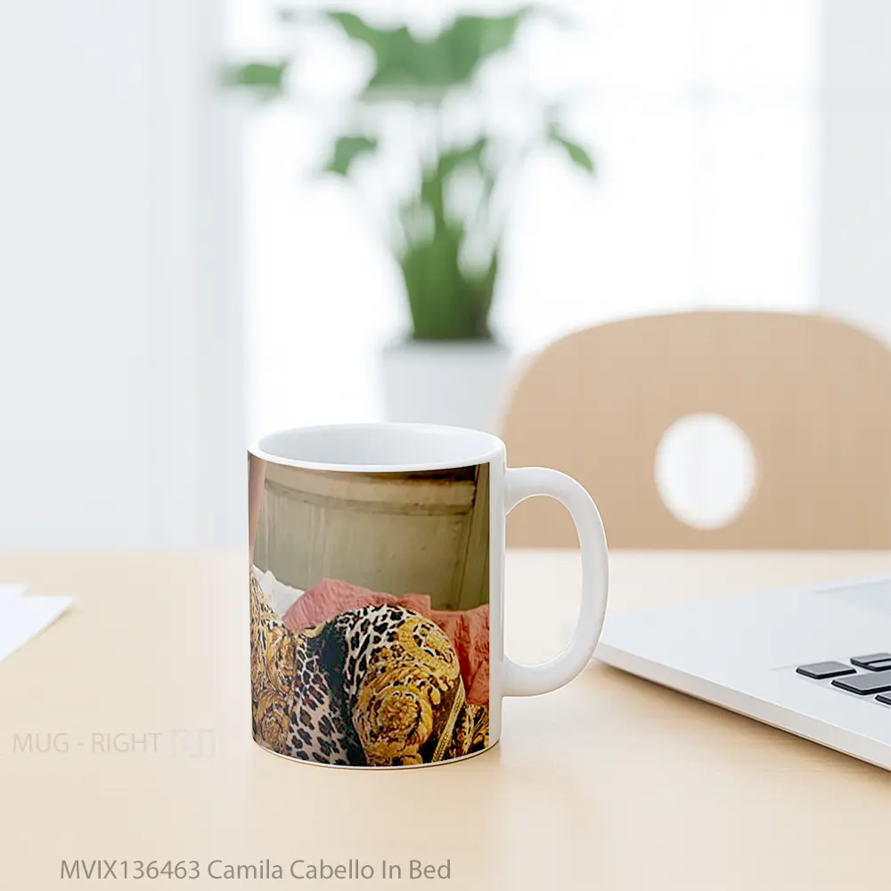 Mug Camila Cabello In Bed Gelas Selebriti - All-side / Desain