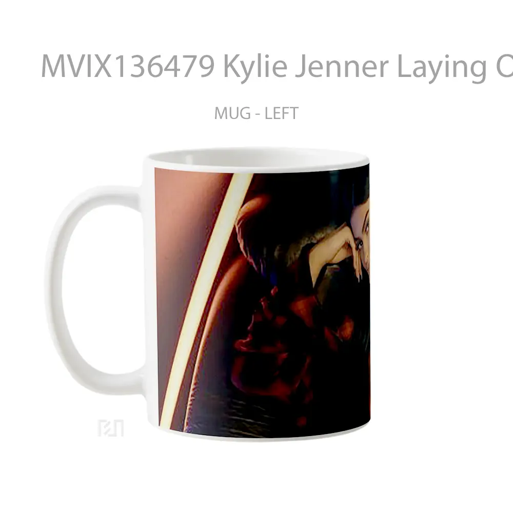 Mug Kylie Jenner Laying On A Couch Gelas Selebriti - All-side / Desain