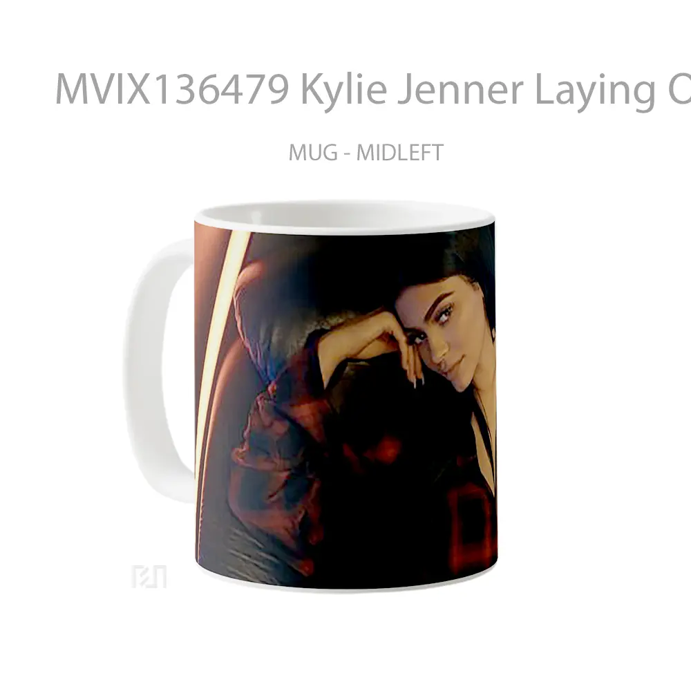 Mug Kylie Jenner Laying On A Couch Gelas Selebriti - All-side / Desain