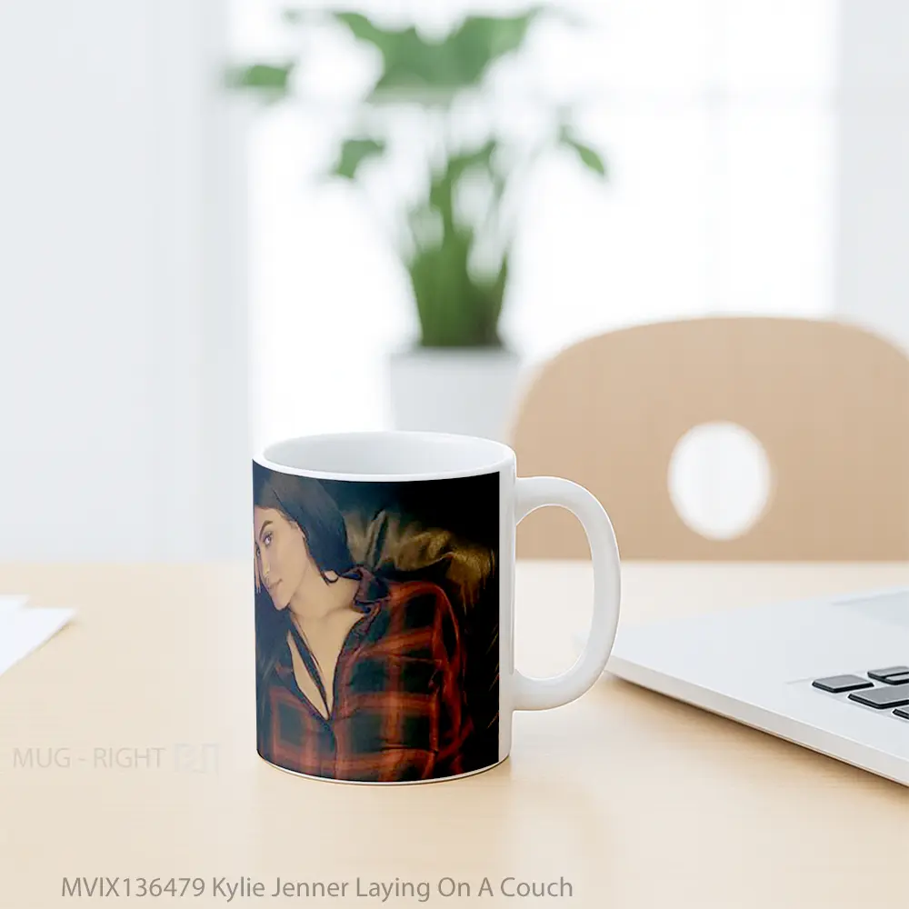 Mug Kylie Jenner Laying On A Couch Gelas Selebriti - All-side / Desain