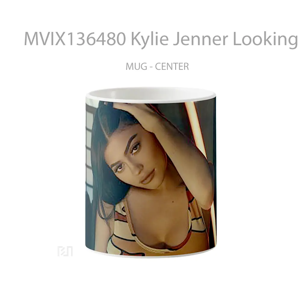 Mug Kylie Jenner Looking At The Camera Gelas Selebriti