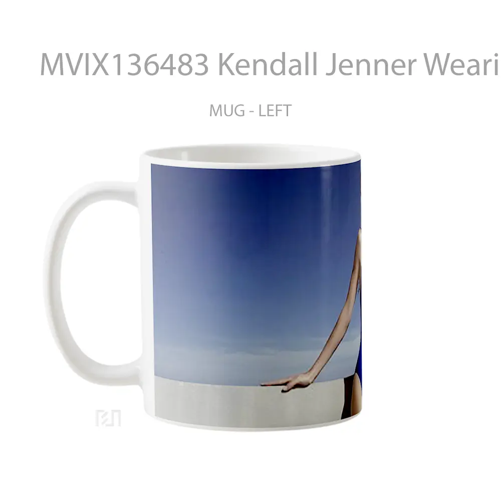 Mug Kendall Jenner Wearing A Swimsuit Gelas Selebriti - All-side / Desain