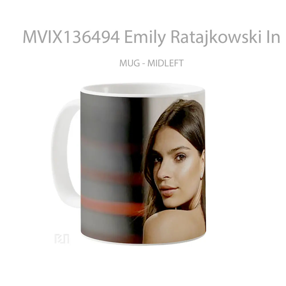 Mug Emily Ratajkowski In Red Carpet Gelas Keramik Unik - All-side / Desain
