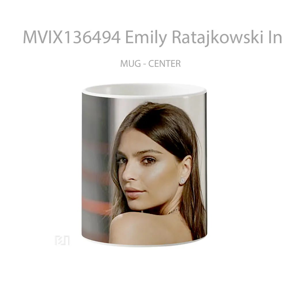 Mug Emily Ratajkowski In Red Carpet Gelas Keramik Unik