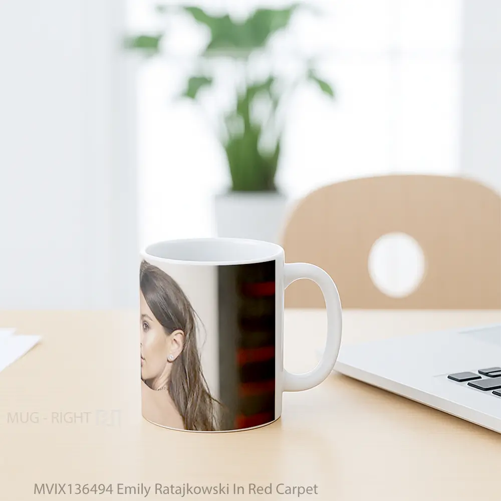 Mug Emily Ratajkowski In Red Carpet Gelas Keramik Unik - All-side / Desain