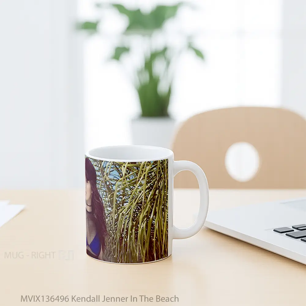Mug Kendall Jenner In The Beach Gelas Selebriti - All-side / Desain