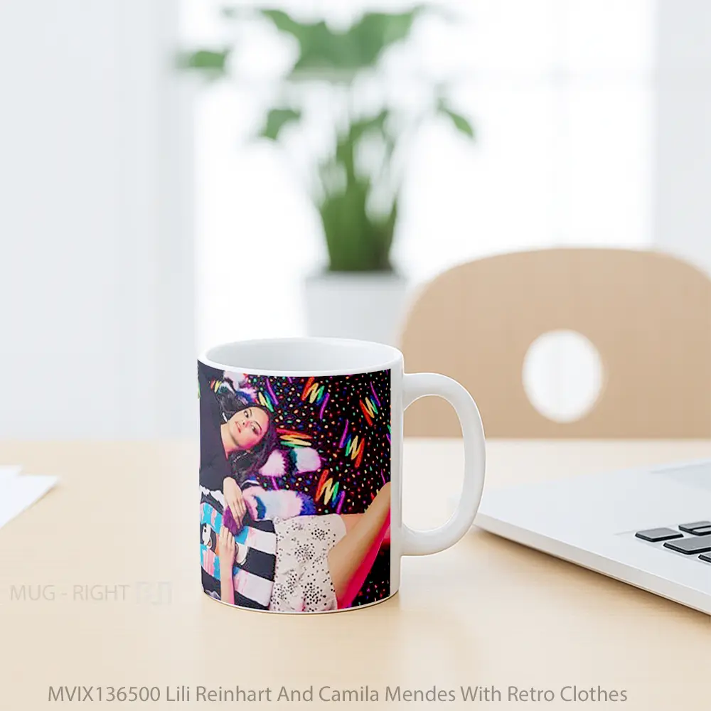 Mug Lili Reinhart And Camila Mendes With Retro Clothes Gelas Selebriti - All-side / Desain