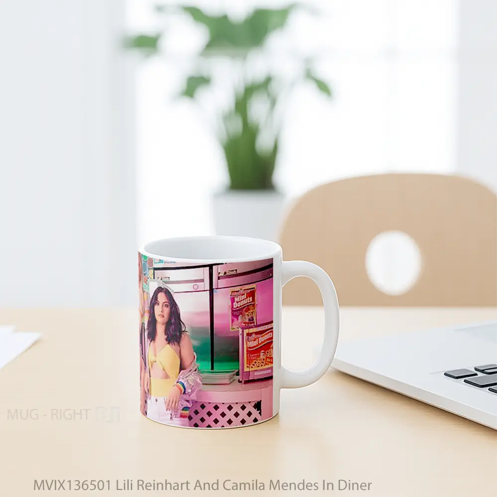 Mug Lili Reinhart And Camila Mendes In Diner Gelas Selebriti - All-side / Desain