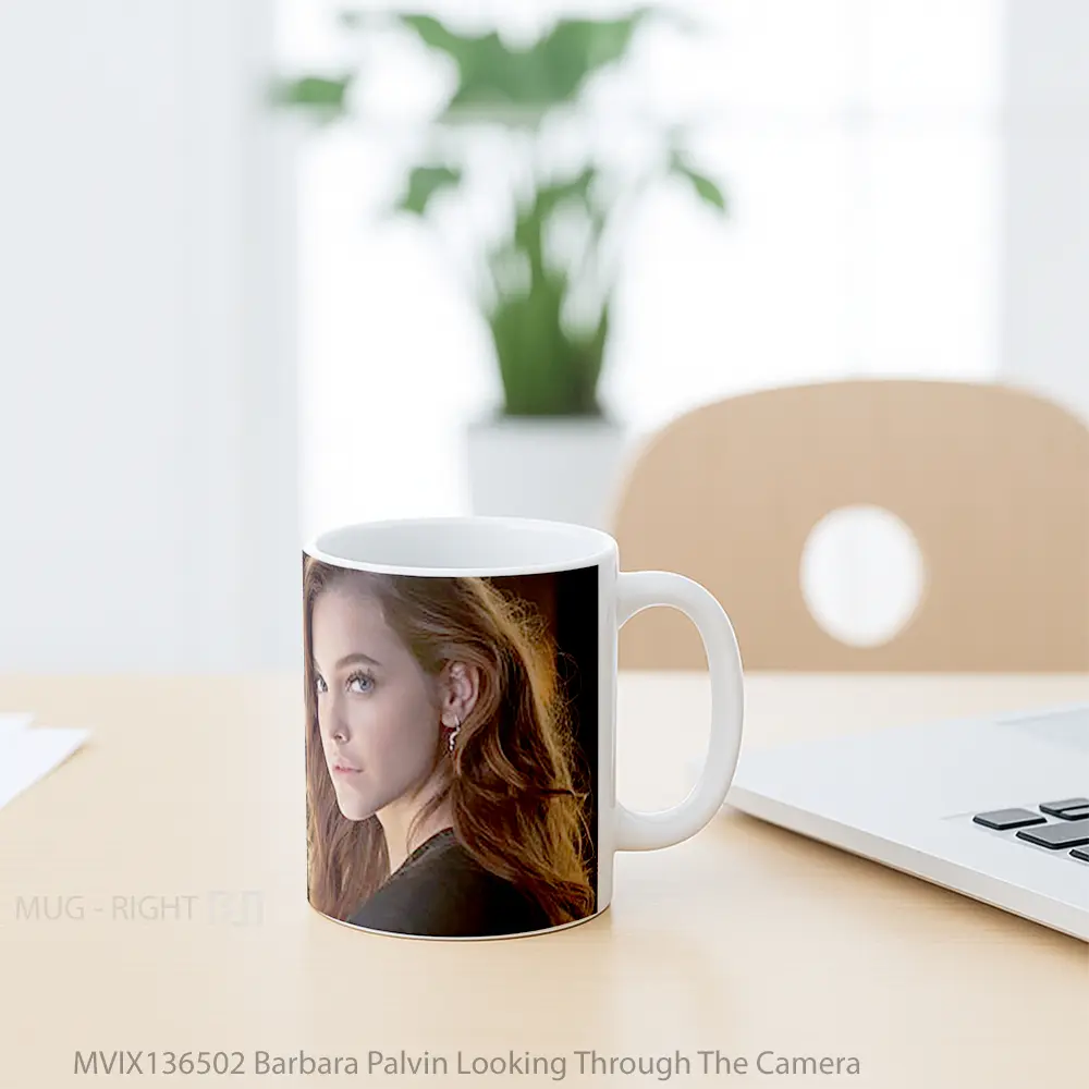 Mug Barbara Palvin Looking Through The Camera Gelas Keramik Unik - All-side / Desain