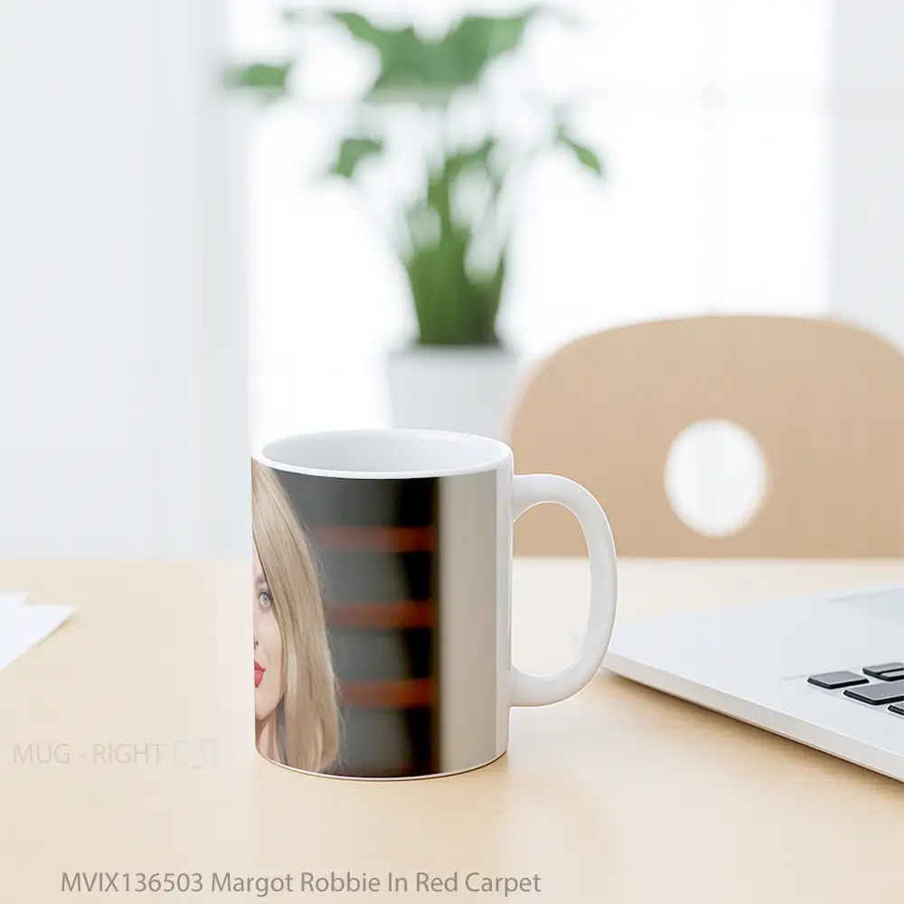 Mug Margot Robbie In Red Carpet Gelas Keramik Unik - All-side / Desain