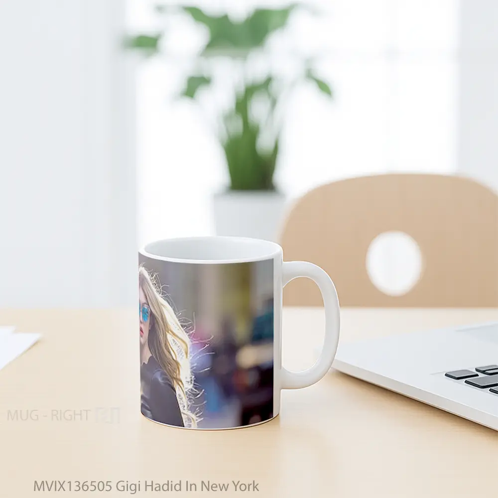 Mug Gigi Hadid In New York Gelas Keramik Unik - All-side / Desain