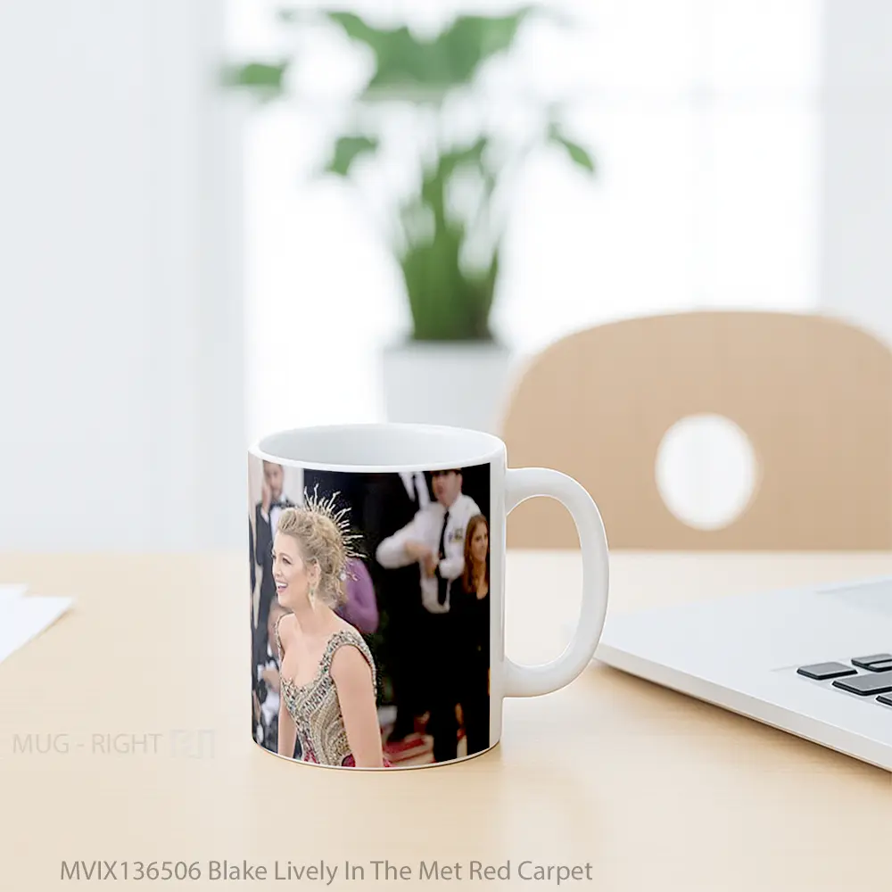 Mug Blake Lively In The Met Red Carpet Gelas Keramik Unik - All-side / Desain