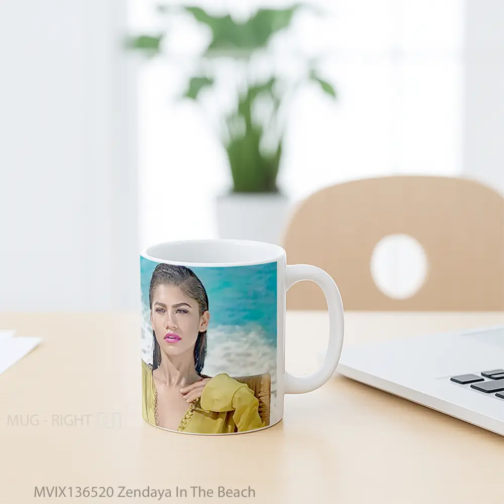 Mug Zendaya In The Beach Gelas Selebriti - All-side / Desain