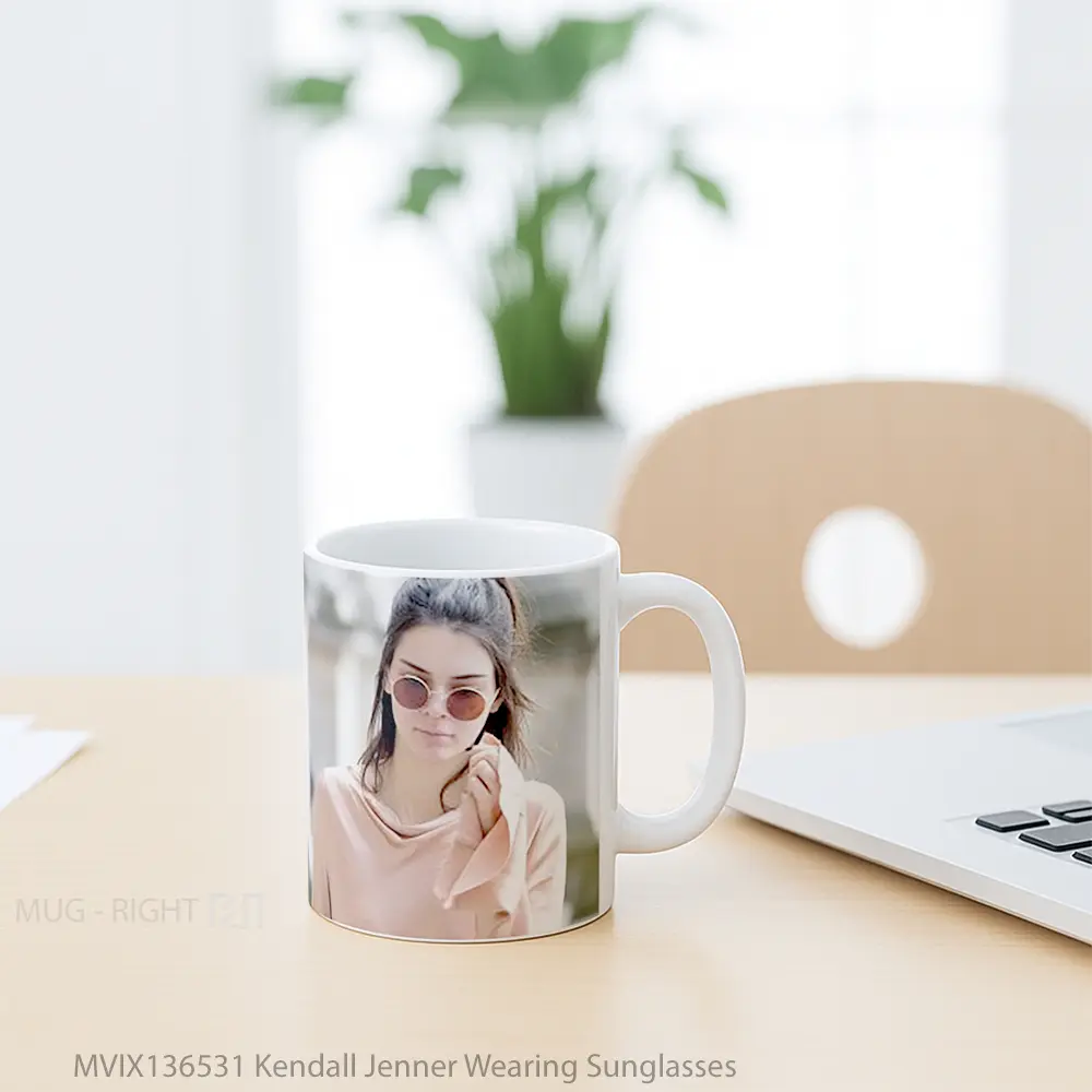 Mug Kendall Jenner Wearing Sunglasses Gelas Selebriti - All-side / Desain