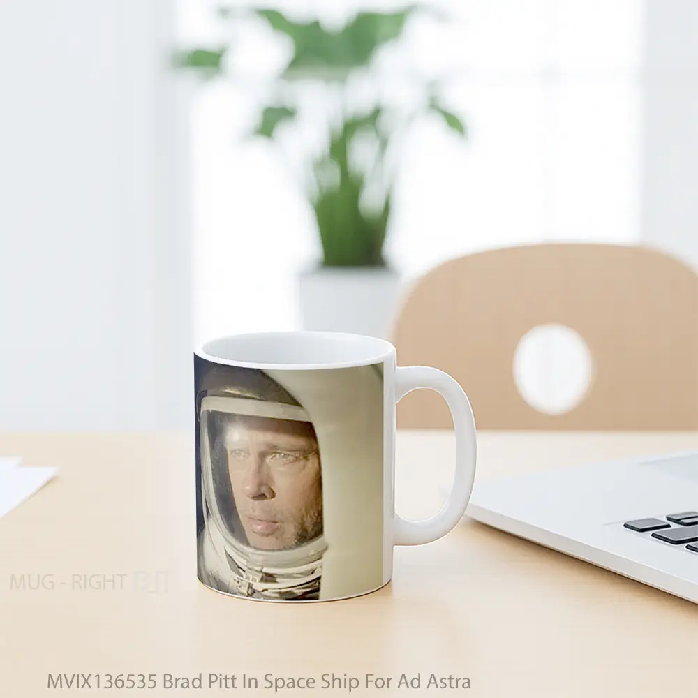 Mug Brad Pitt In Space Ship For Ad Astra Gelas Selebriti - All-side / Desain