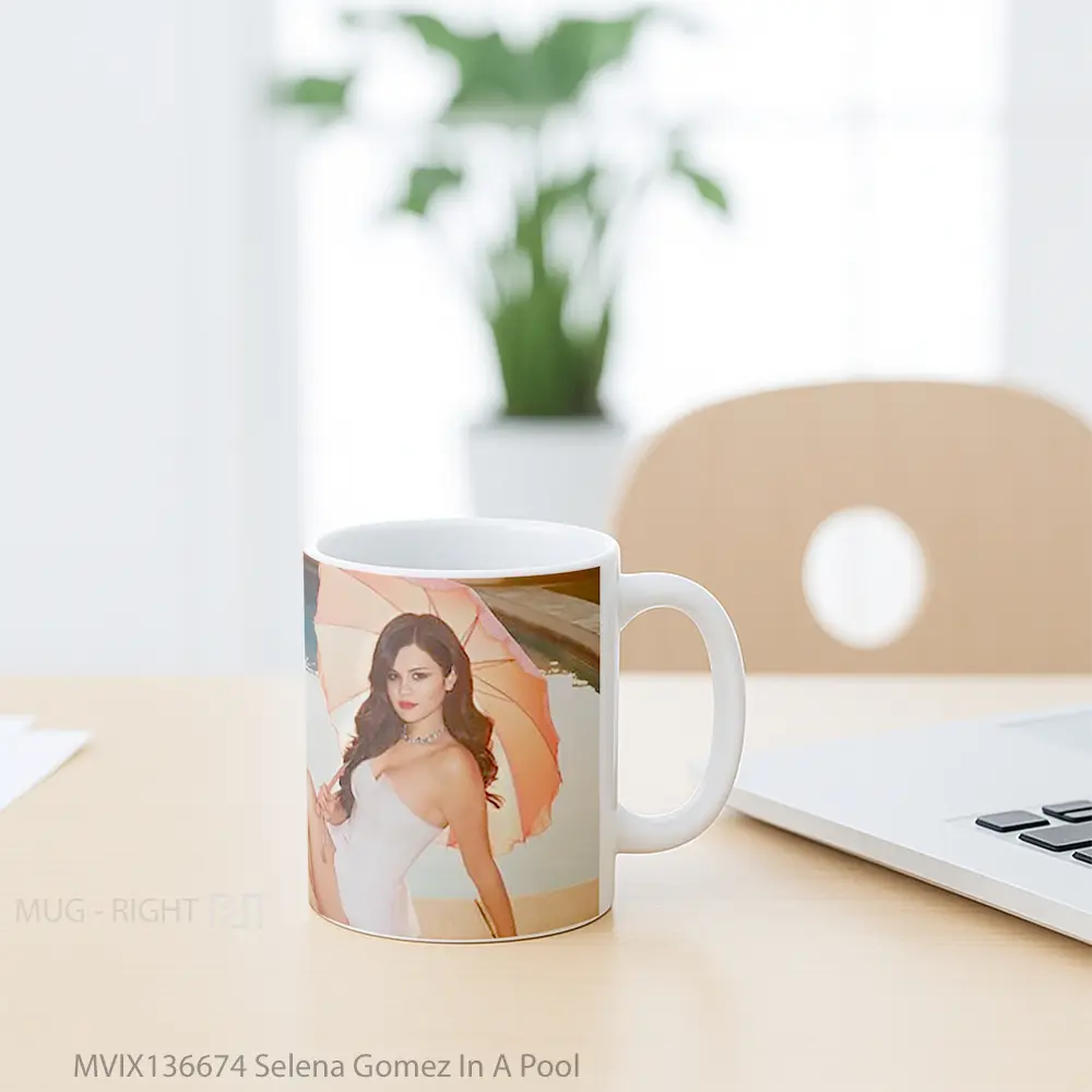 Mug Selena Gomez In A Pool Gelas Selebriti - All-side / Desain