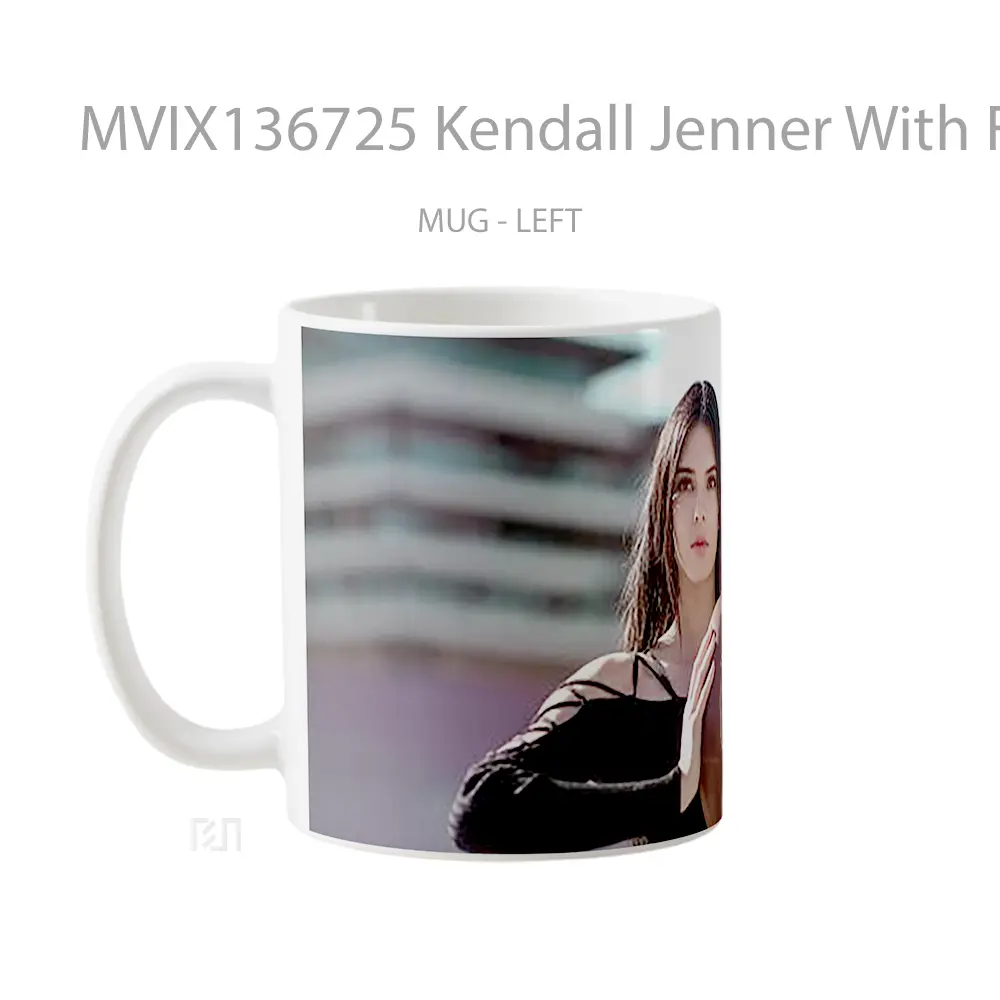 Mug Kendall Jenner With Football Ball Gelas Selebriti - All-side / Desain