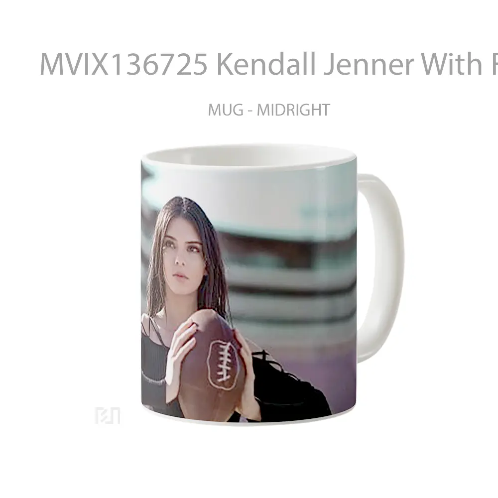 Mug Kendall Jenner With Football Ball Gelas Selebriti - All-side / Desain
