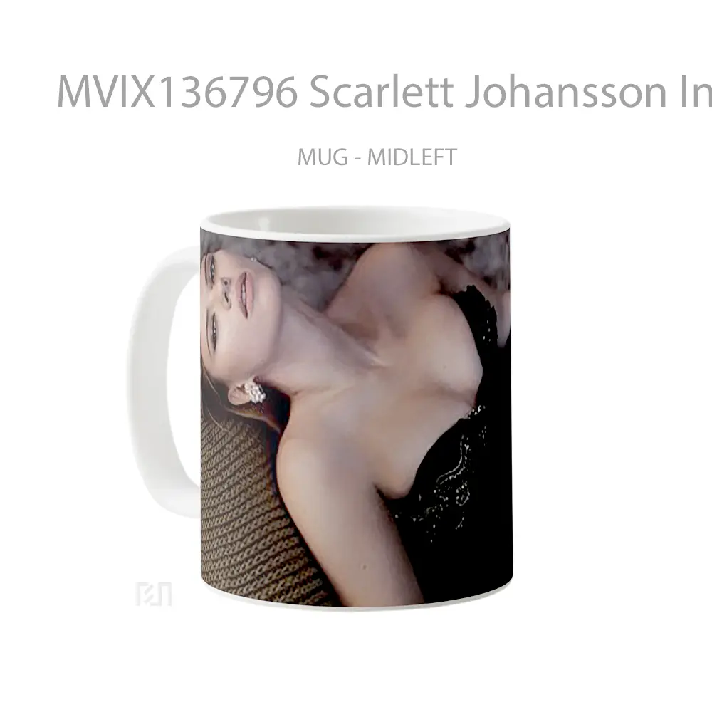 Mug Scarlett Johansson In Black Dress Gelas Selebriti - All-side / Desain