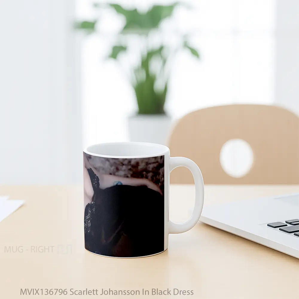 Mug Scarlett Johansson In Black Dress Gelas Selebriti - All-side / Desain