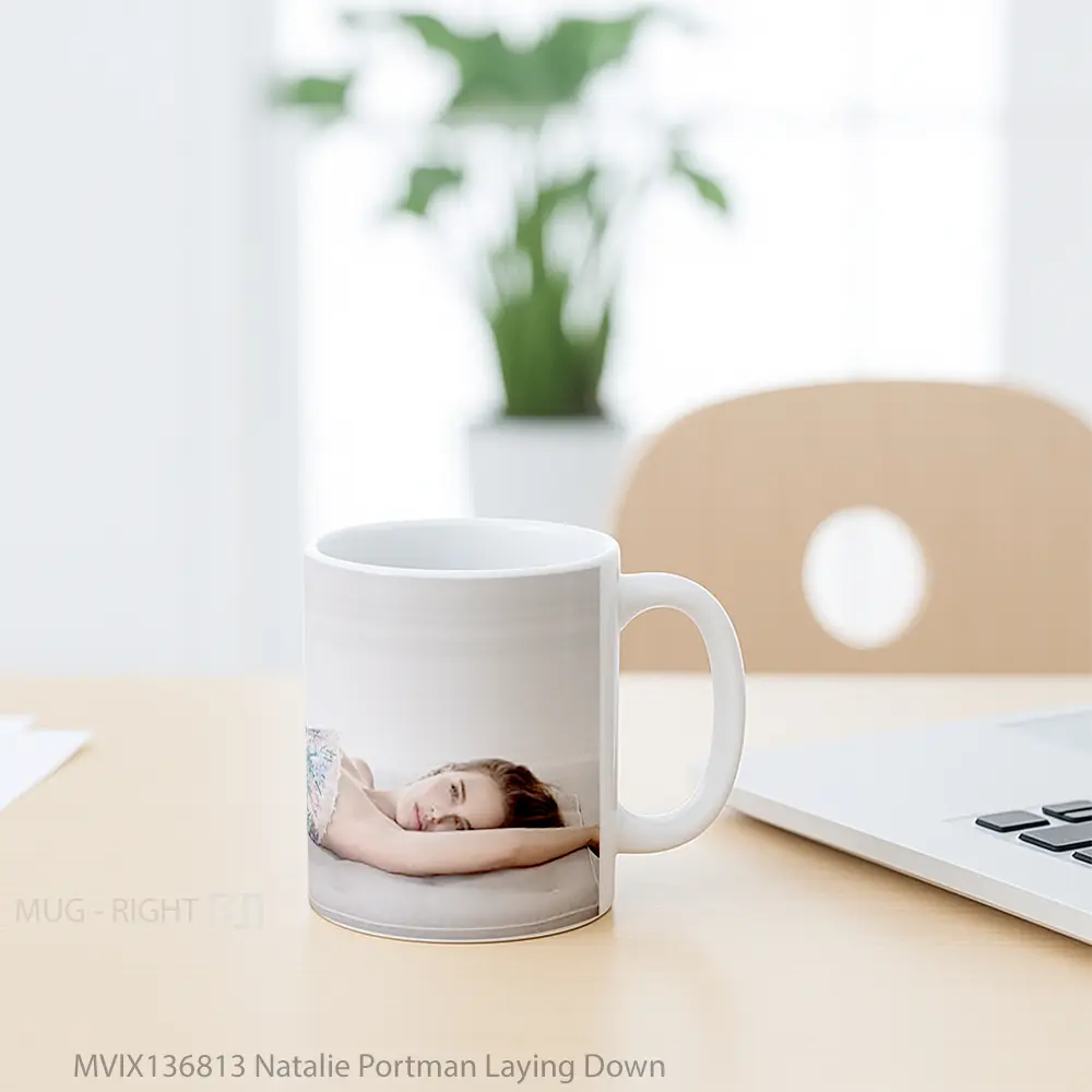 Mug Natalie Portman Laying Down Gelas Selebriti - All-side / Desain