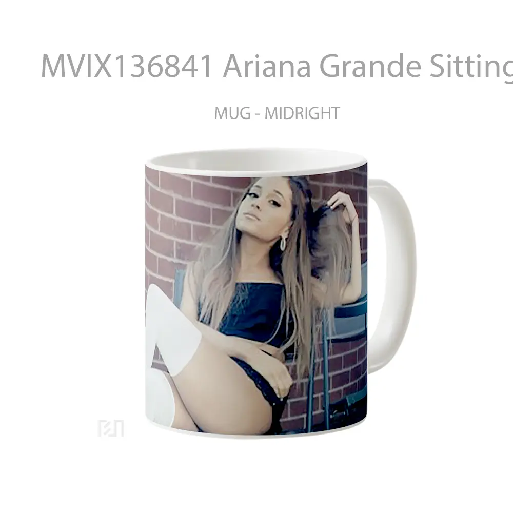Mug Ariana Grande Sitting Down Gelas Selebriti - All-side / Desain