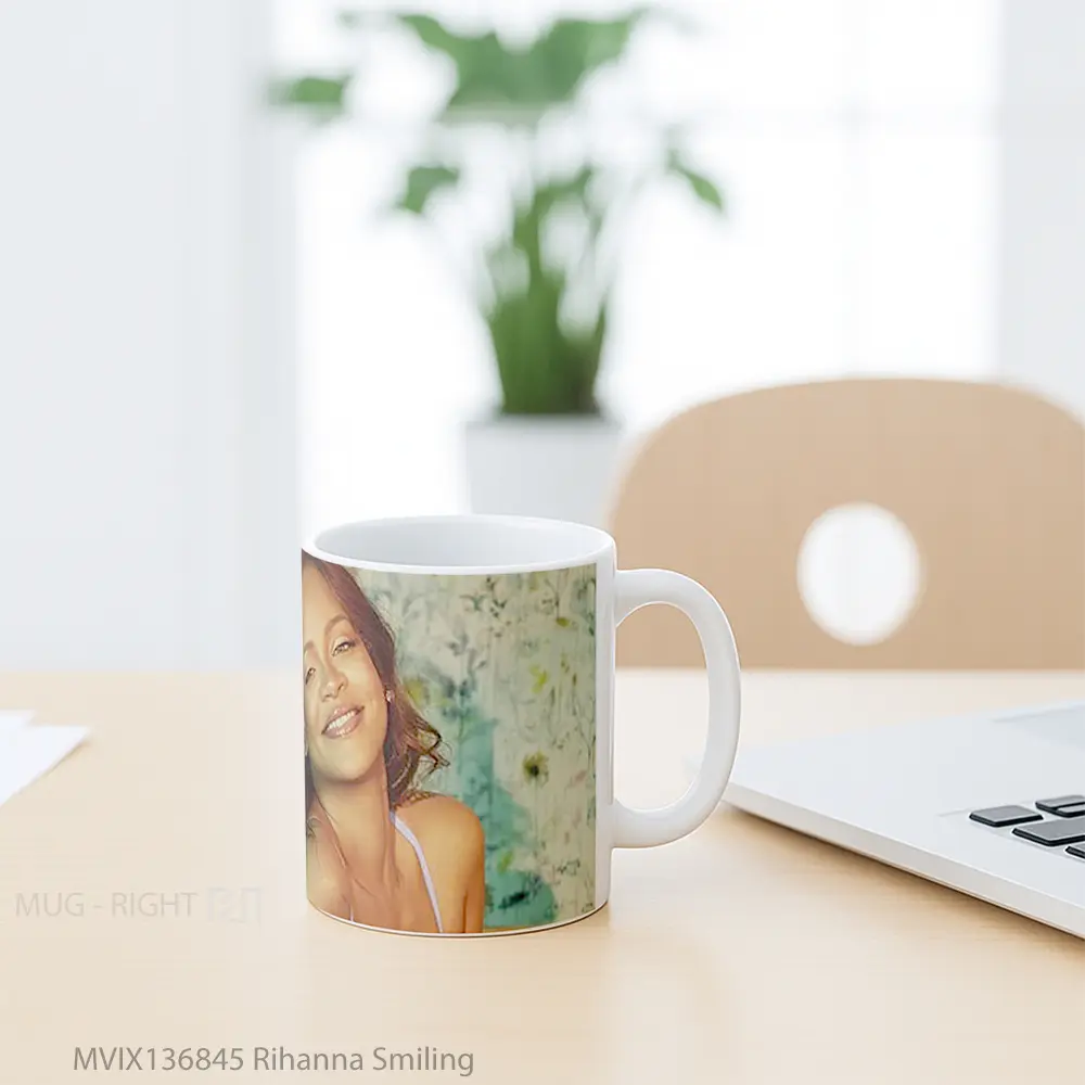 Mug Rihanna Smiling Gelas Selebriti - All-side / Desain