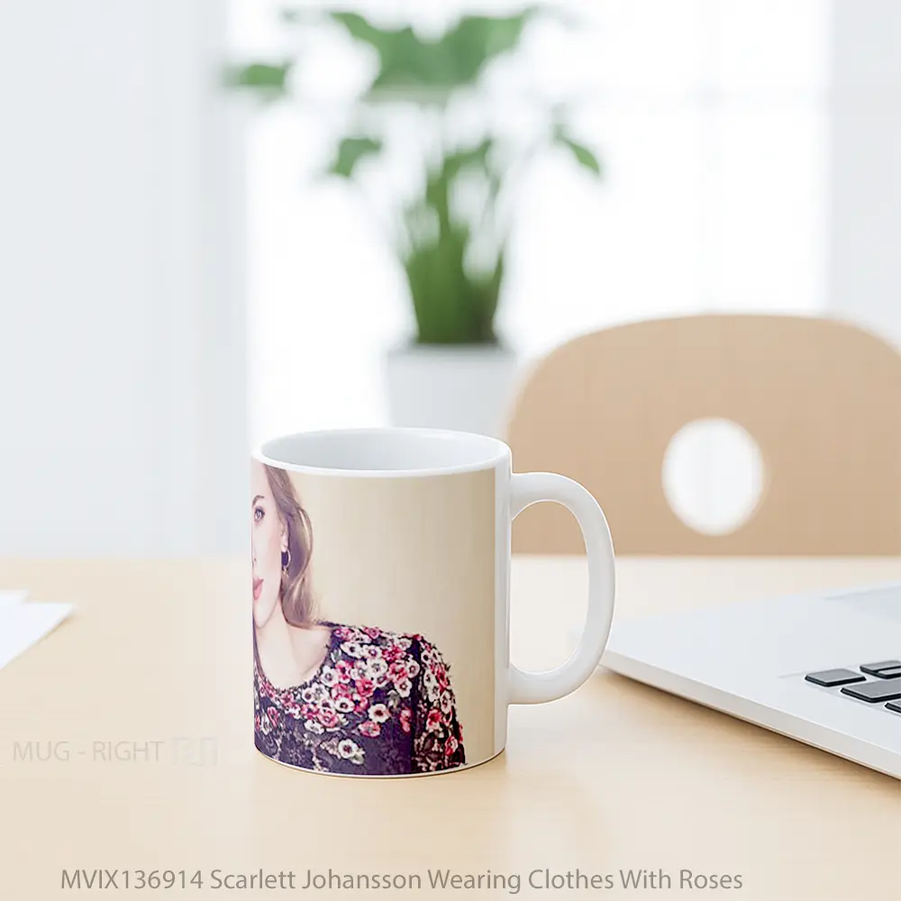 Mug Scarlett Johansson Wearing Clothes With Roses Gelas Selebriti - All-side / Desain
