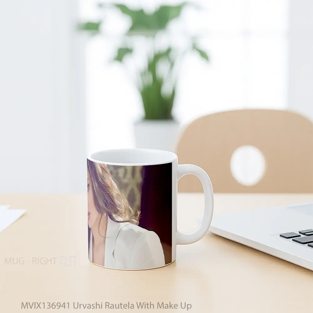 Mug Urvashi Rautela With Make Up Gelas Keramik Unik - All-side / Desain