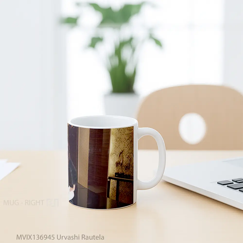 Mug Urvashi Rautela Gelas Keramik Unik - All-side / Desain