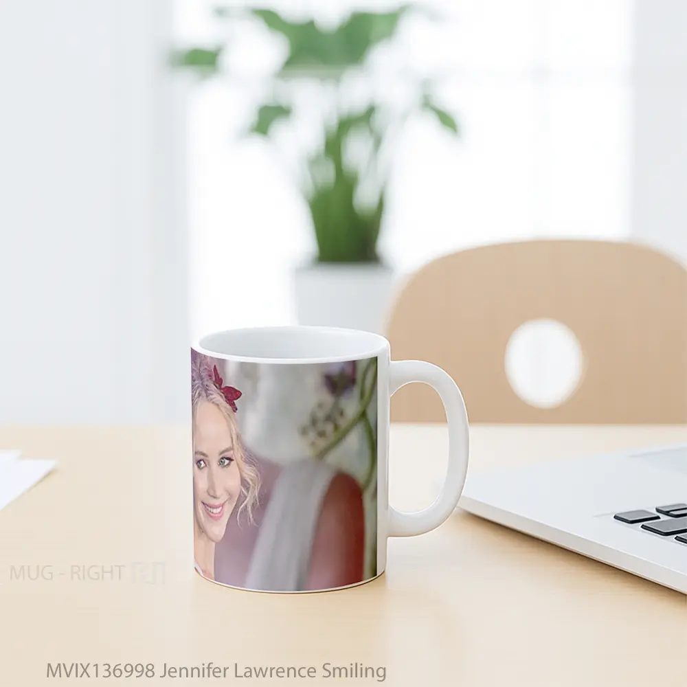 Mug Jennifer Lawrence Smiling Gelas Keramik Unik - All-side / Desain