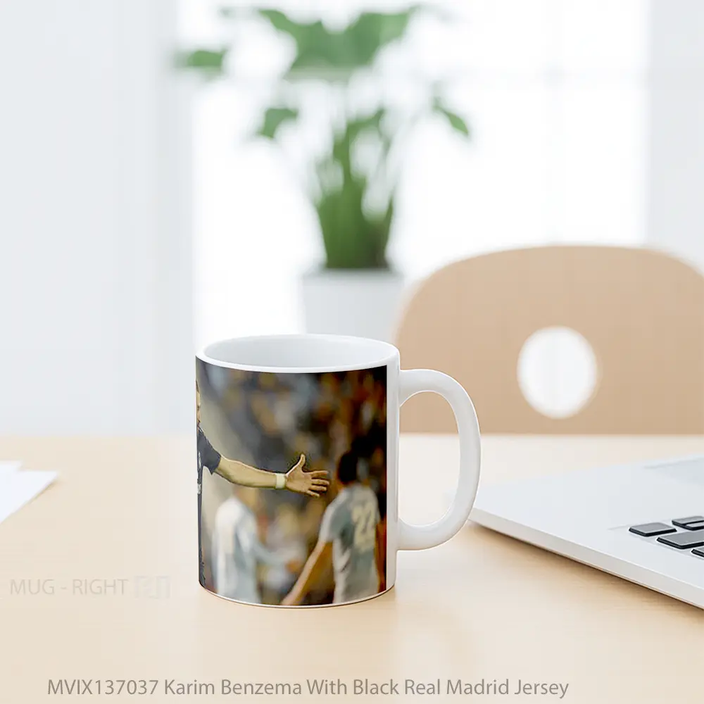 Mug Karim Benzema With Black Real Madrid Jersey Gelas Keramik Unik - All-side / Desain