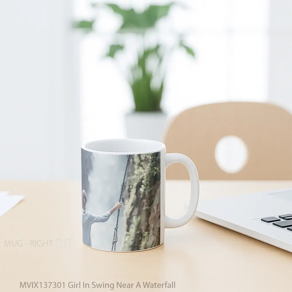 Mug Girl In Swing Near A Waterfall Gelas Pemandangan Alam - All-side / Desain