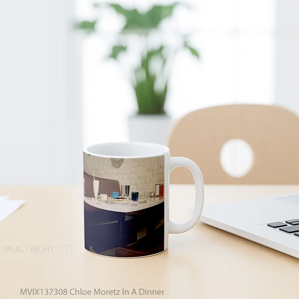 Mug Chloe Moretz In A Dinner Gelas Keramik Unik - All-side / Desain