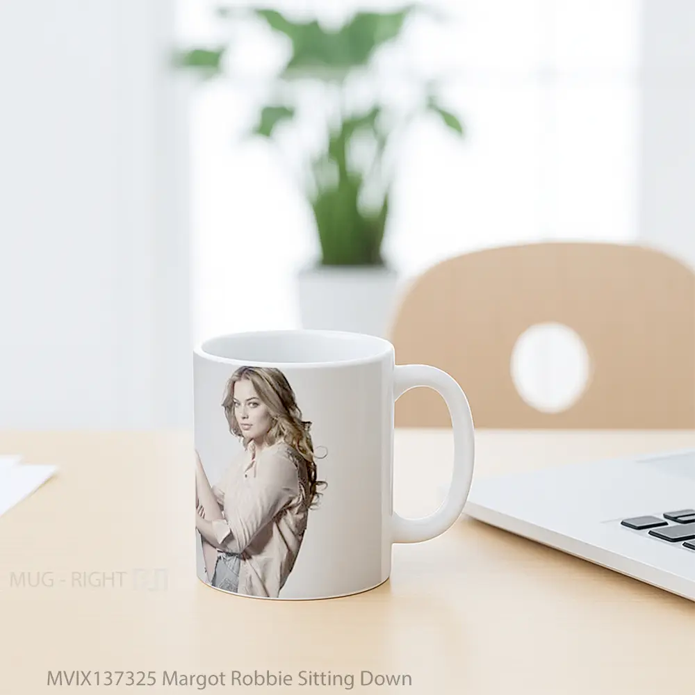 Mug Margot Robbie Sitting Down Gelas Keramik Unik - All-side / Desain
