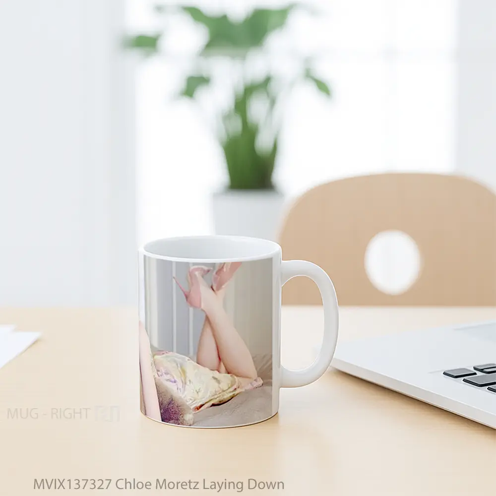 Mug Chloe Moretz Laying Down Gelas Keramik Unik - All-side / Desain