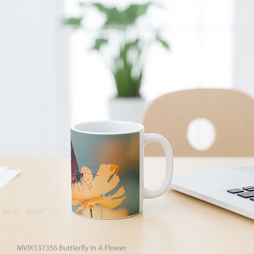 Mug Buttlerfly In A Flower Gelas Pemandangan Alam - All-side / Desain