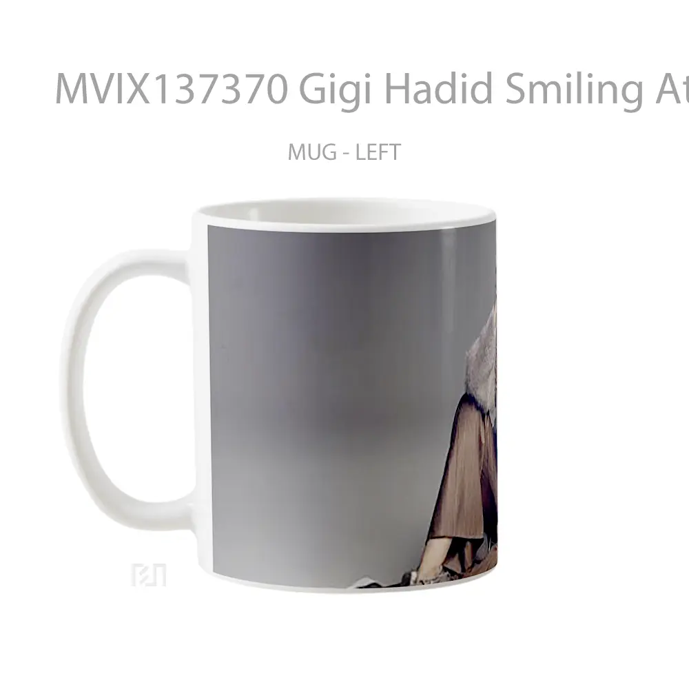 Mug Gigi Hadid Smiling At Photoshoot Gelas Keramik Unik - All-side / Desain