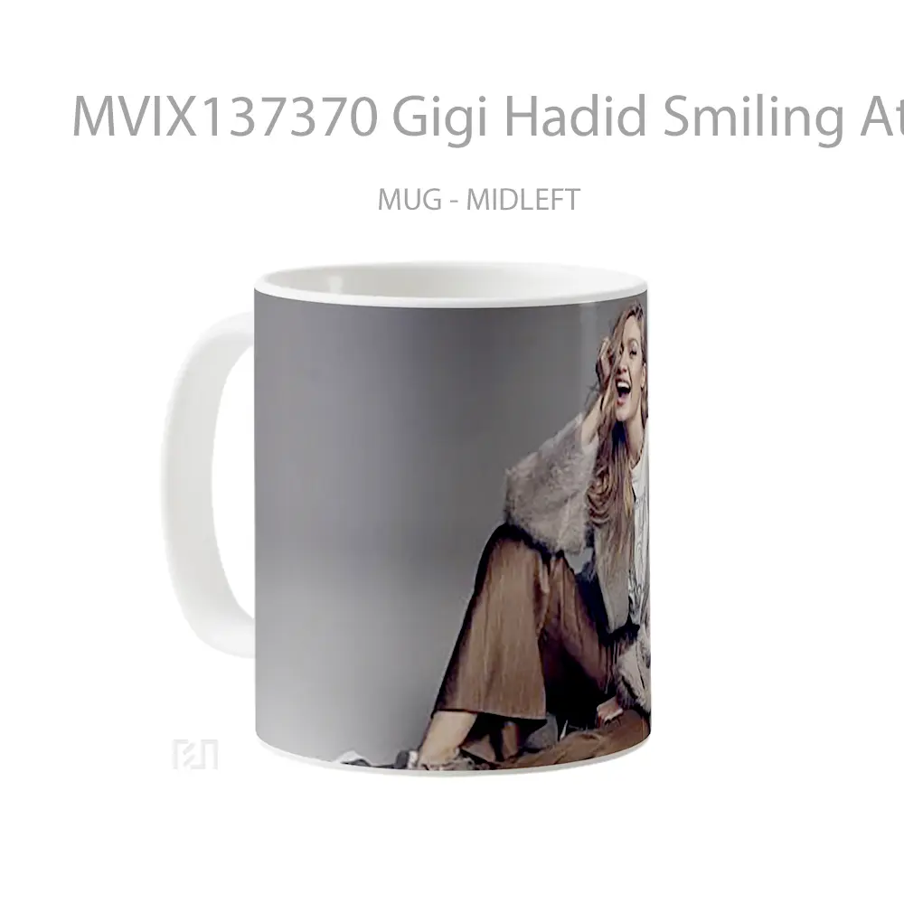 Mug Gigi Hadid Smiling At Photoshoot Gelas Keramik Unik - All-side / Desain